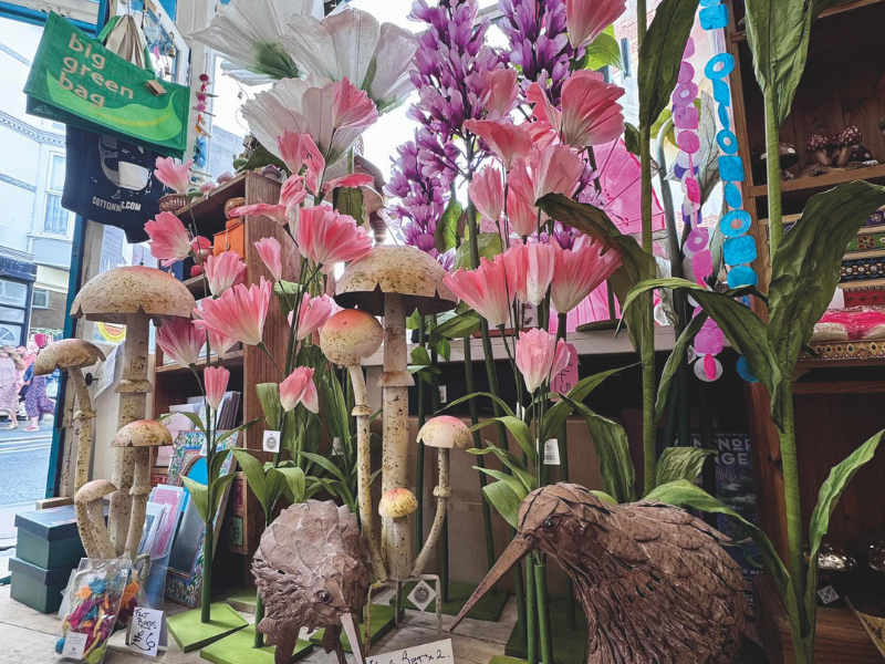 The inside of a small gift boutique, with close ups on flower and bird decorations